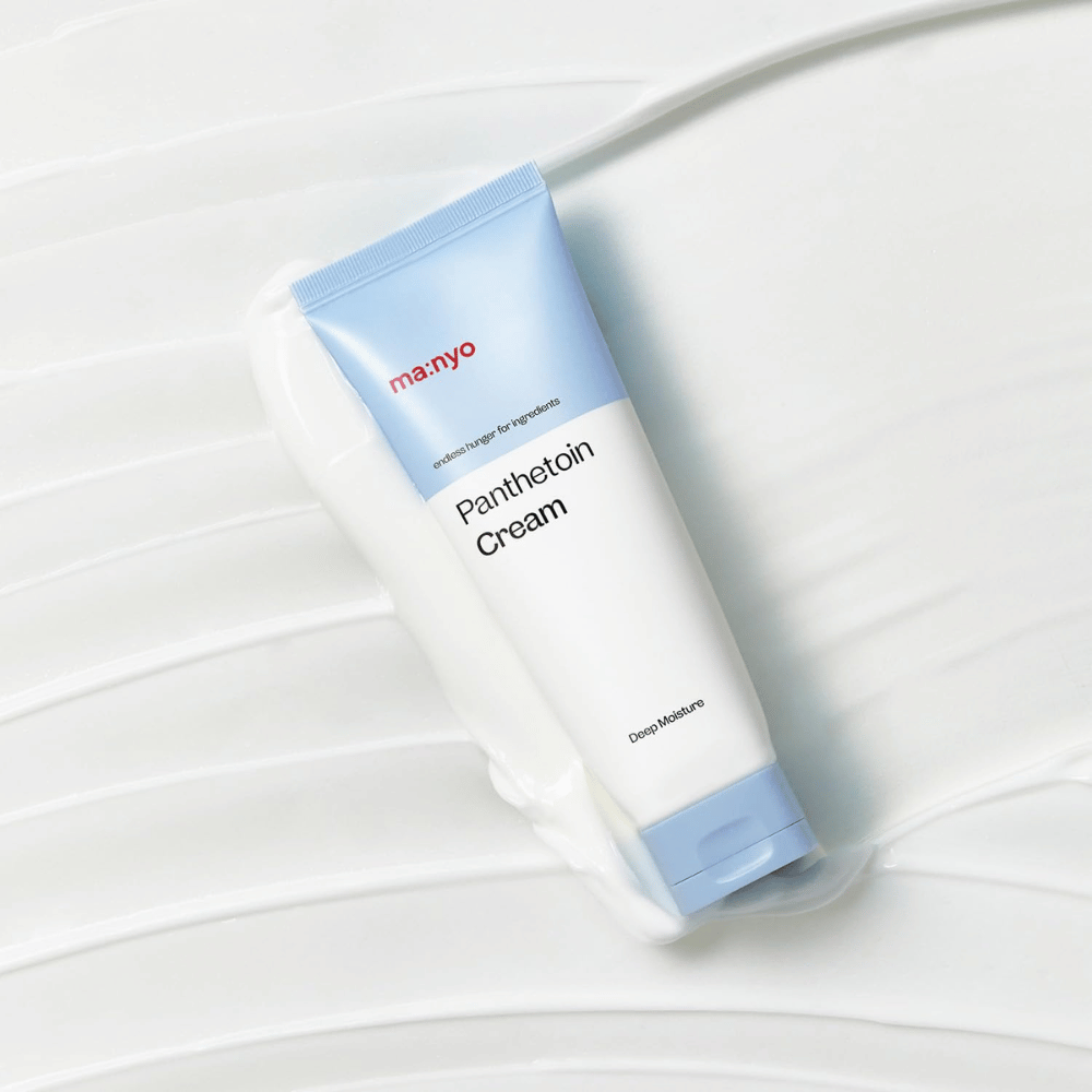 2. Ma:nyo Panthetoin Cream – feuchtigkeitsspendende Gesichtscreme in einer weißen und hellblauen Tube, umgeben von cremiger Textur auf weißem Hintergrund