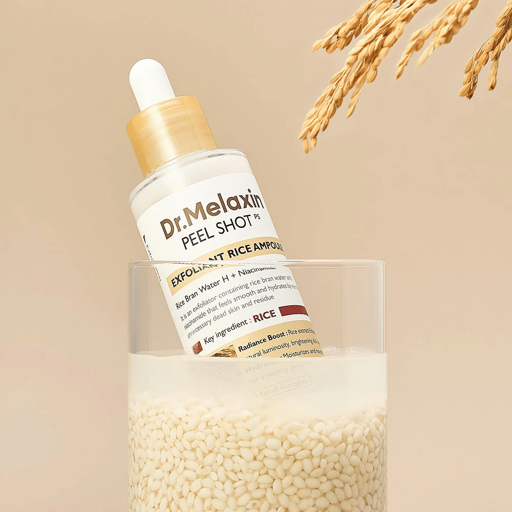 Dr.Melaxin Peel Shot Exfoliant Rice Ampoule in Glas mit Reis, illustriert die glanzgebenden und feuchtigkeitsspendenden Eigenschaften von Reisextrakt in der koreanischen Hautpflege.