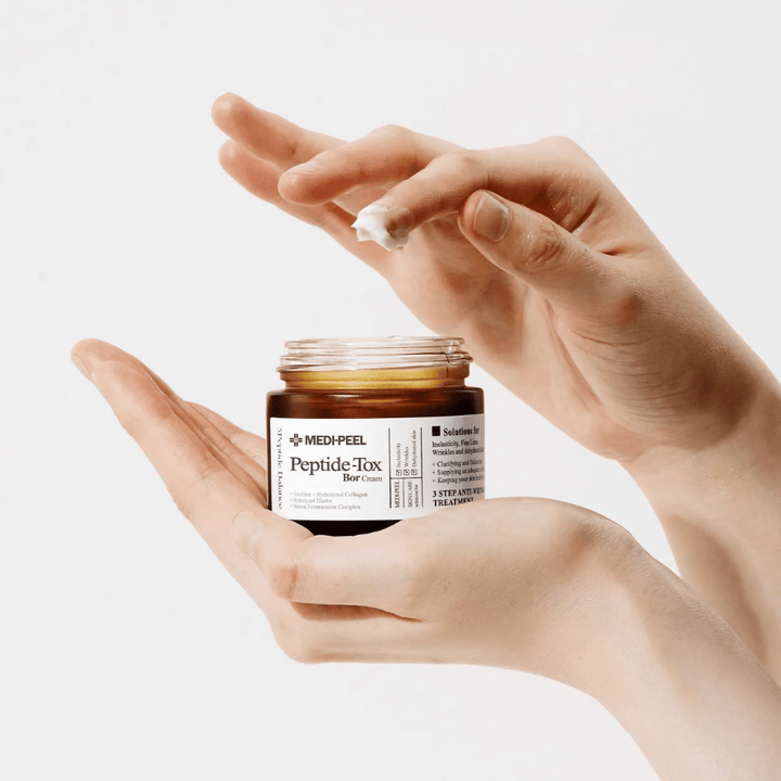 Anwendung von MEDI-PEEL Peptide-Tox Bor Cream – Koreanische Gesichtscreme mit Peptiden, die die Hautelastizität verbessern, tiefenwirksame Feuchtigkeit spenden und helfen, Falten zu reduzieren.