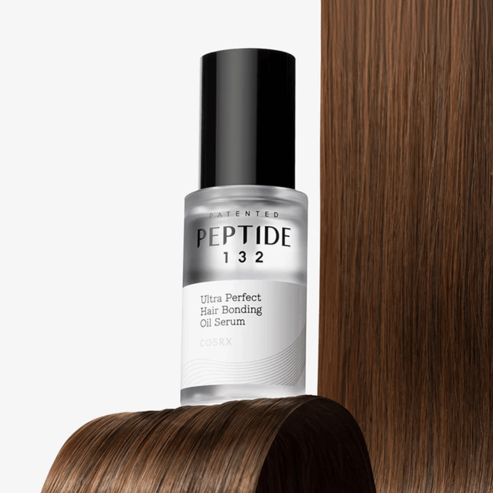 COSRX Peptide 132 Ultra Perfect Hair Bonding Oil Serum platziert auf glänzendem Haar – verleiht Stärke, Weichheit und Glanz.