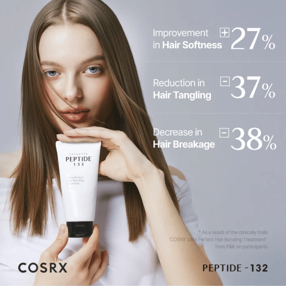 Kvinna håller COSRX Peptide 132 Treatment – visar kliniska resultat med minskat hårbrott och ökad mjukhet.