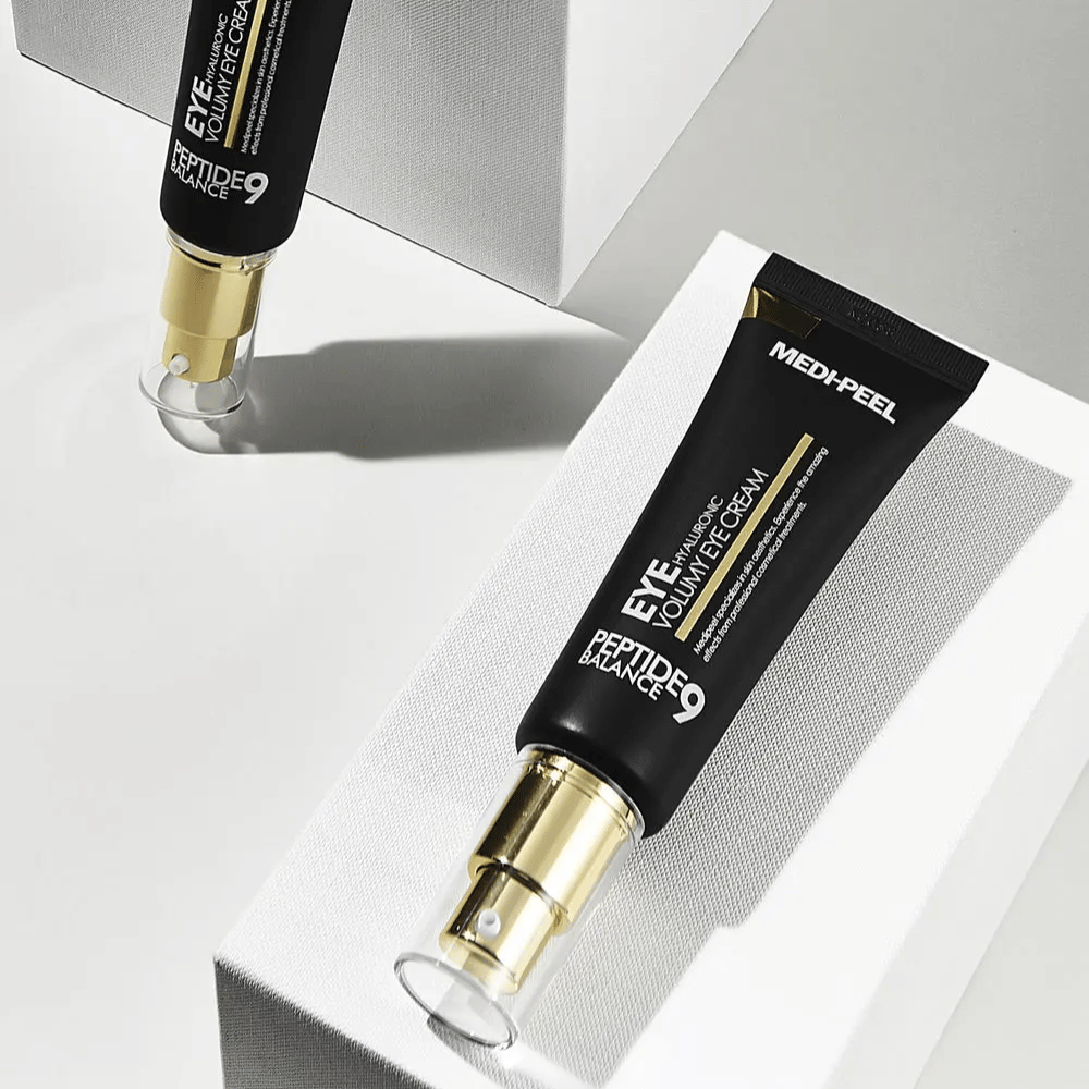 MEDI-PEEL Peptide 9 Hyaluronic Volumy Eye Cream in Schwarz und Gold – koreanische Augencreme mit Peptiden und Hyaluronsäure, die vollere Haut und verbesserte Elastizität um die Augen bietet.