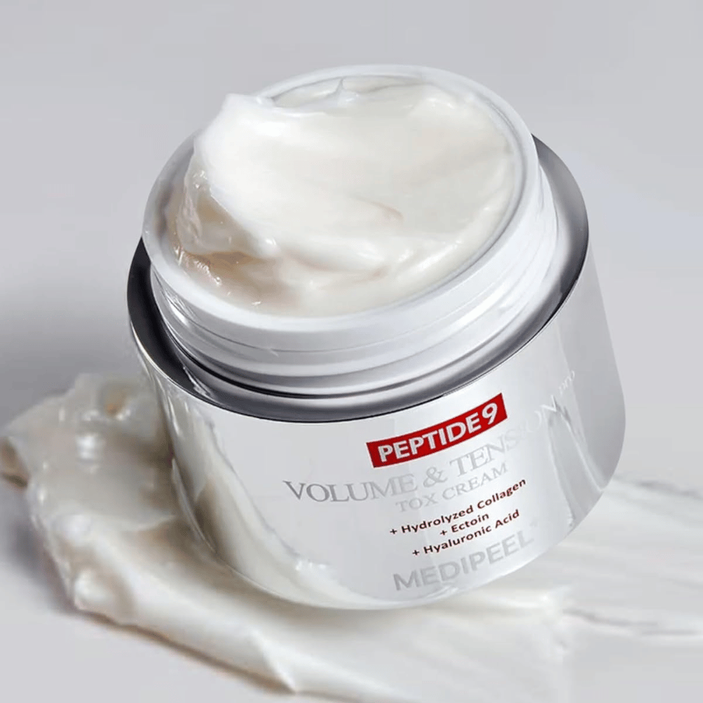 Nahaufnahme der MEDI-PEEL Peptide 9 Volume & Tension Tox Cream. Die reichhaltige Creme enthält hydrolysiertes Kollagen, Ectoin und Hyaluronsäure für straffere und mit Feuchtigkeit versorgte Haut.