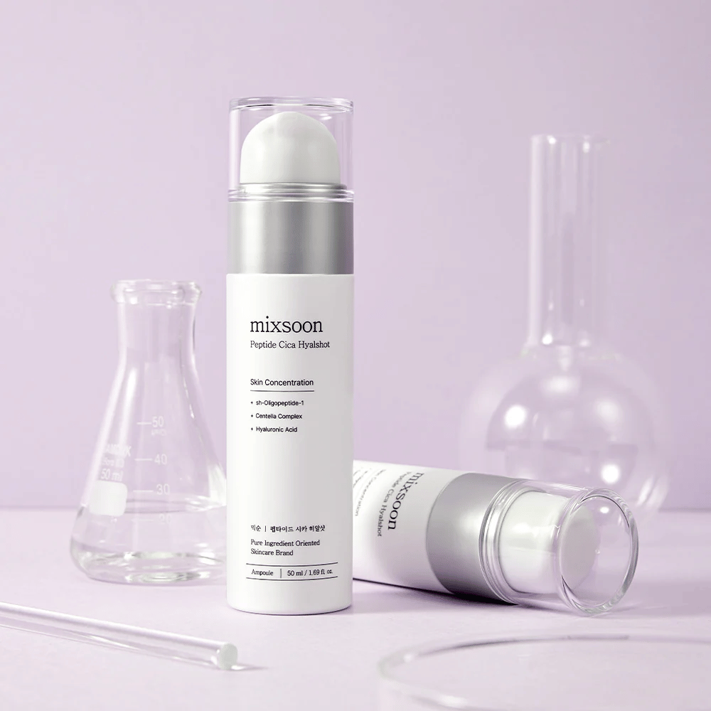 Mixsoon Peptide Cica Hyalshot auf lila Hintergrund mit Laborgefäß – ein feuchtigkeitsspendendes und beruhigendes Serum mit Peptiden und Centella für empfindliche Haut.