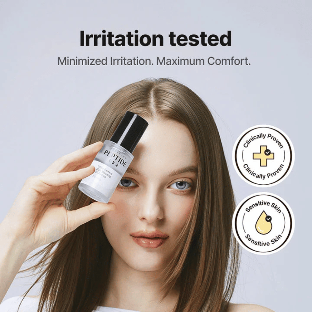 Frau hält COSRX Peptide 132 Hair Serum – klinisch getestete Formel für empfindliche Haut und maximalen Komfort.