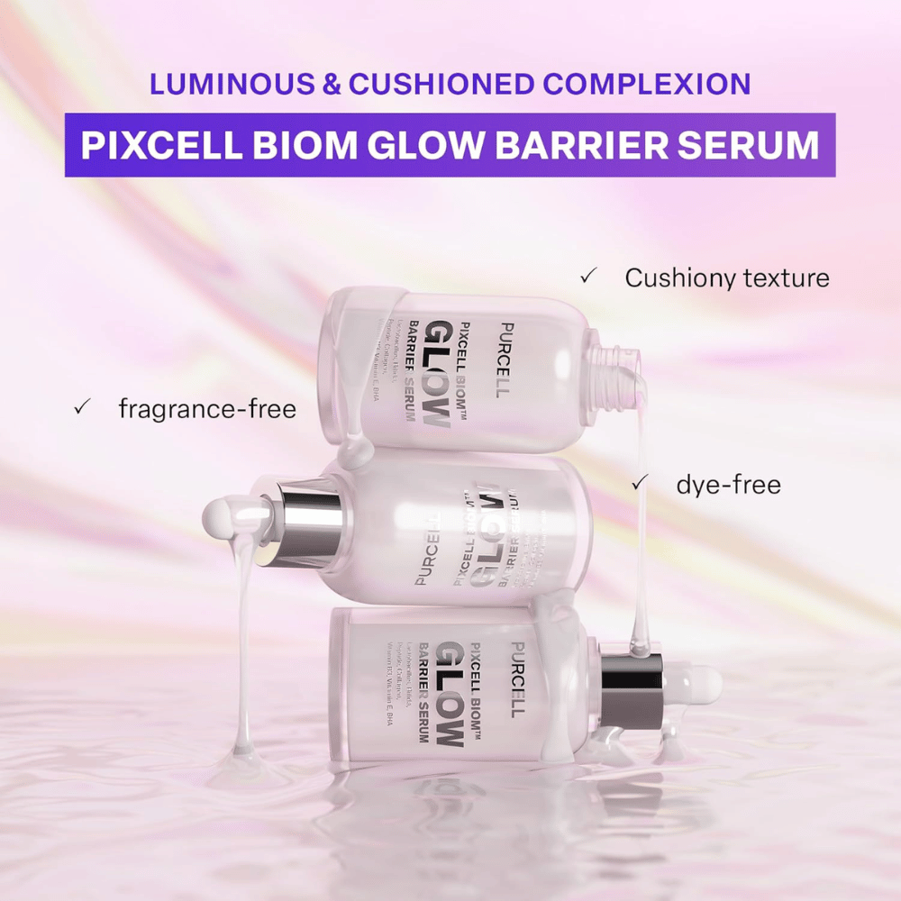 Drei Flaschen von PURCELL Pixcell Biom Glow Barrier Serum gestapelt mit fließendem Serum. Duftfrei, farbstofffrei und mit weicher, kissenartiger Textur.