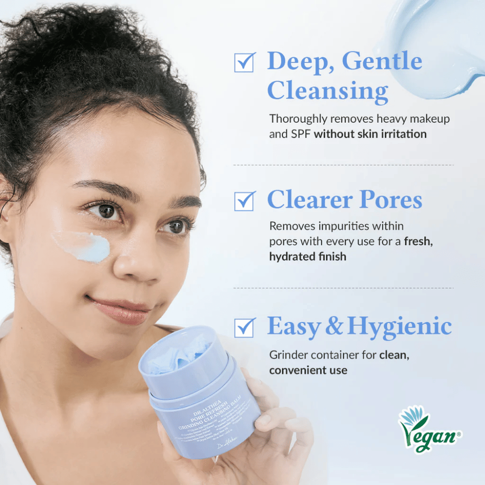 Dr.Althea Pore Refresh Grinding Cleansing Balm mit der Aufschrift "Deep, Gentle Cleansing", die zeigt, wie das Produkt gründlich Make-up und SPF entfernt, ohne die Haut zu reizen. Der Text "Clearer Pores" erklärt, dass es Unreinheiten entfernt und ein frisches, hydratisiertes Ergebnis liefert. Unterstrichen mit "Easy & Hygienic", was darauf hinweist, dass das Produkt über einen Mühlenbehälter für eine einfache und hygienische Anwendung verfügt.