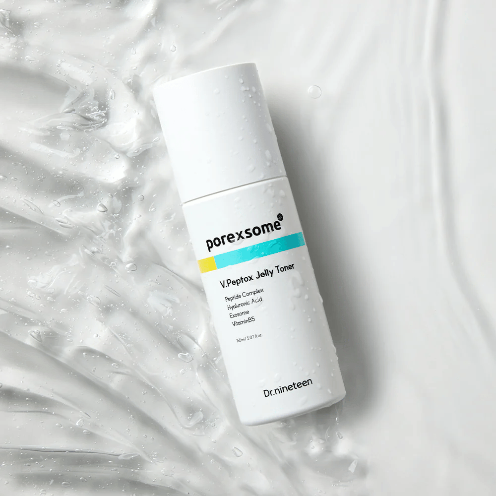Porexsome V.Peptox Jelly Toner von Dr.nineteen liegt auf einer glänzenden Oberfläche mit Wassereffekt. Ein feuchtigkeitsspendender und straffender Toner für die Poren.
