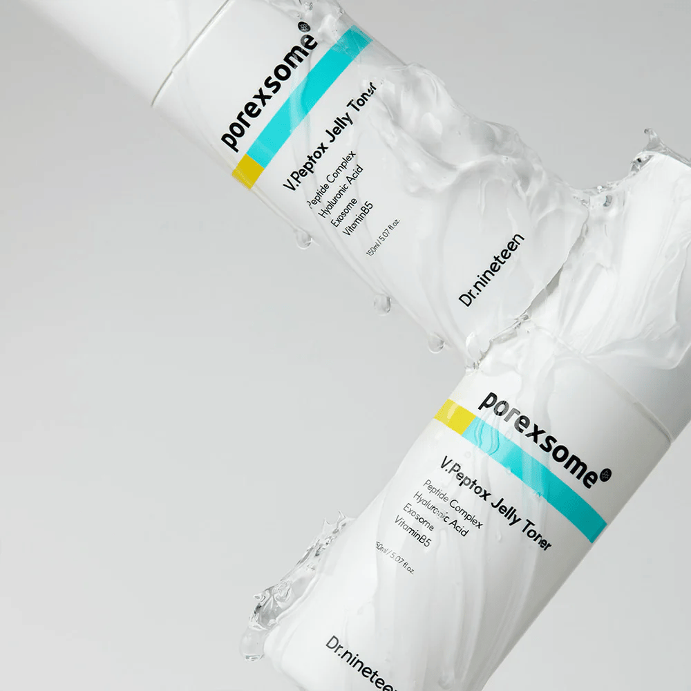 Zwei Flaschen von Porexsome V.Peptox Jelly Toner bedeckt mit klarem Gel. Modernes, klinisches Design, das die frische Textur des Produkts hervorhebt.