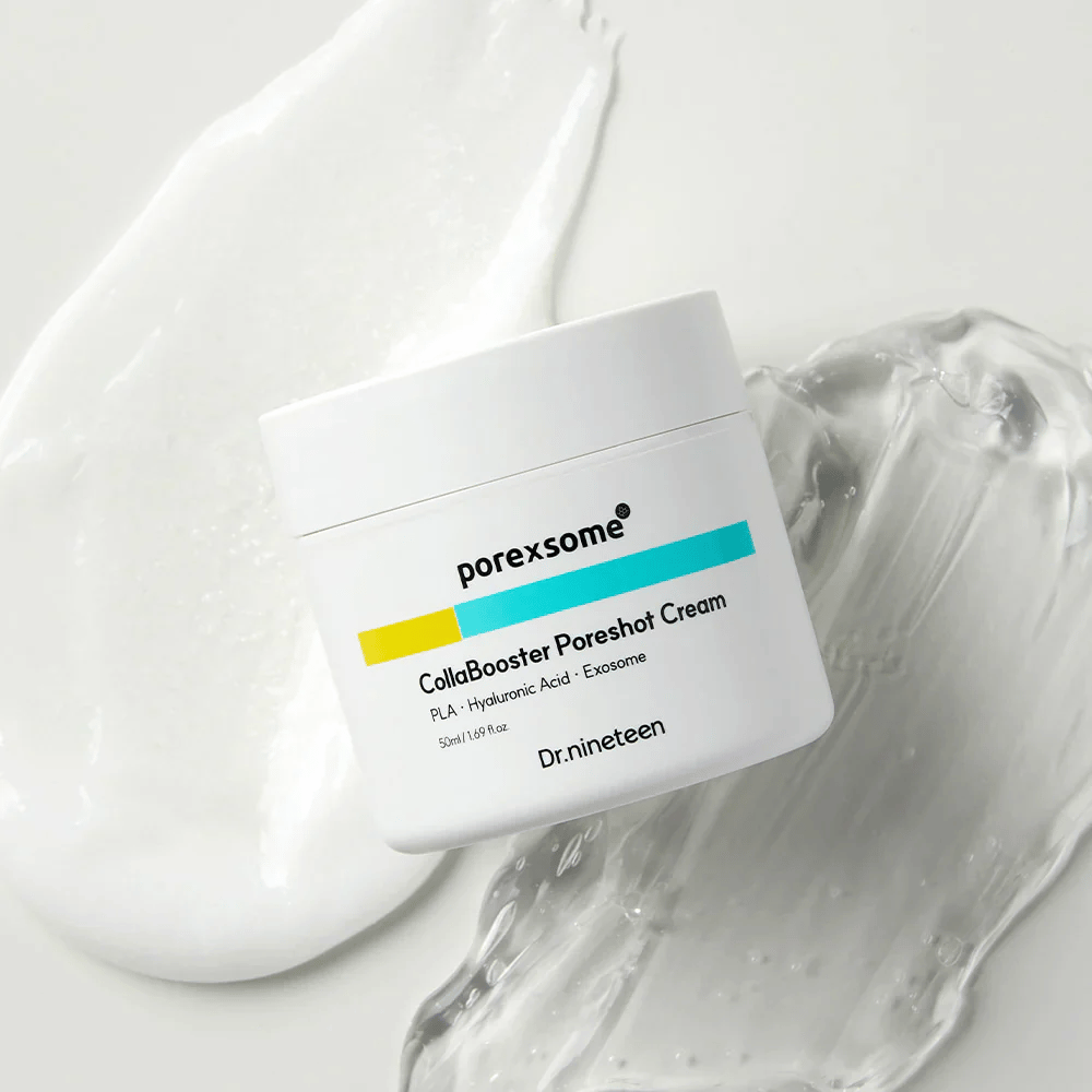Dr.nineteen Porexsome CollaBooster Poreshot Cream auf glänzender, gelartiger Oberfläche. Eine feuchtigkeitsspendende Creme mit Exosomen und Hyaluronsäure.