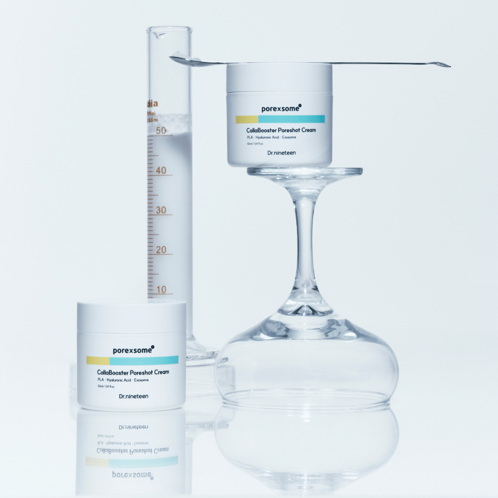 Zwei Behälter von Dr.nineteen Porexsome CollaBooster Poreshot Cream neben einem Glas und Messbecher platziert. Minimalistisches Design, das wissenschaftliche Präzision signalisiert.