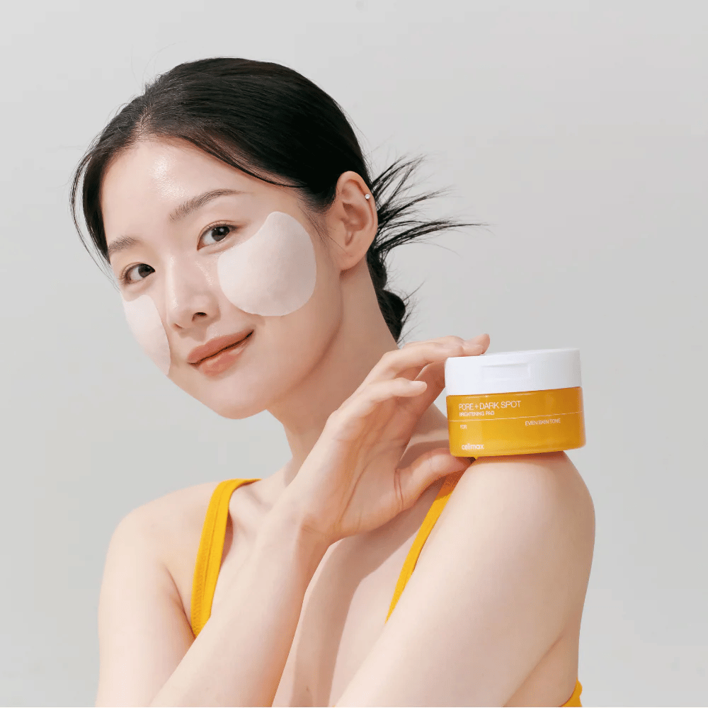 Frau trägt Celimax Pore + Dark Spot Brightening Pad auf – koreanische Pads, die den Hautton ausgleichen und Poren sowie Pigmentflecken reduzieren.