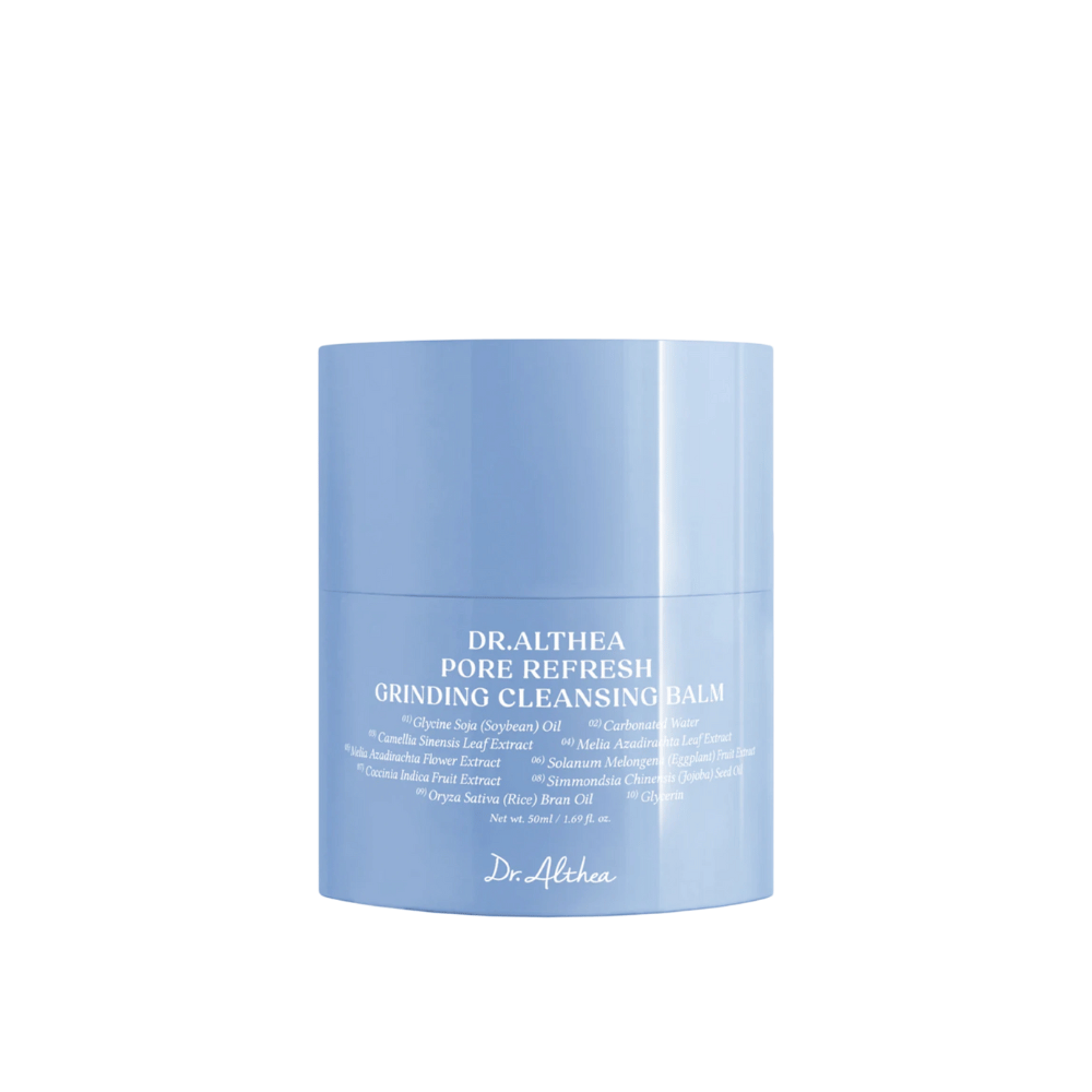 Dr.Althea Pore Refresh Grinding Cleansing Balm, 50 ml Glas mit einem blauen Plastikdeckel. Das Etikett auf dem Glas ist weiß mit der Aufschrift "Pore Refresh Grinding Cleansing Balm" und enthält Zutaten wie Glycine Soja (Sojabohnen) Öl, Camellia Sinensis Blatt Extrakt und Oryza Sativa (Reis) Kleie Öl.