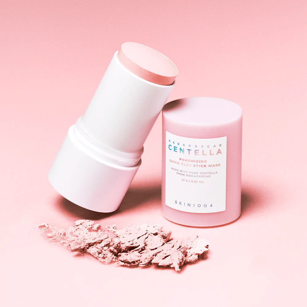 SKIN1004 Madagascar Centella Poremizing Quick Clay Stick Mask in einer rosa Verpackung. Praktische Tonmaske im Stickformat zur Reinigung und Minimierung von Poren.