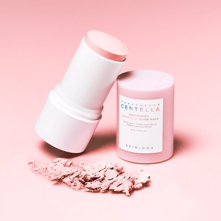 SKIN1004 Madagascar Centella Poremizing Quick Clay Stick Mask i en rosa förpackning. Praktisk lermask i stickformat för att rengöra och minimera porer.