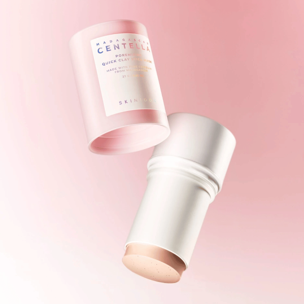 SKIN1004 Madagascar Centella Poremizing Quick Clay Stick Mask in einem eleganten rosa und weißen Design. Praktisches Stickformat für einfache Anwendung und Tiefenreinigung.