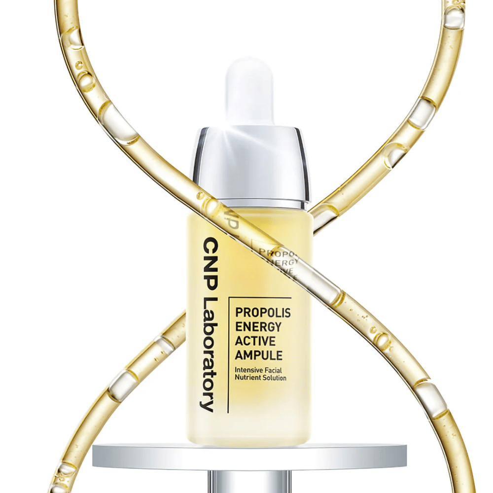 CNP Laboratory Propolis Energy Active Ampoule ist eine nährstoffreiche Gesichtsbehandlung, angereichert mit Propolisextrakt. Sie spendet Feuchtigkeit, stärkt die Hautbarriere und verleiht einen natürlichen Glow. Perfekt für empfindliche Haut und die tägliche Anwendung für eine gesunde, strahlende Haut.