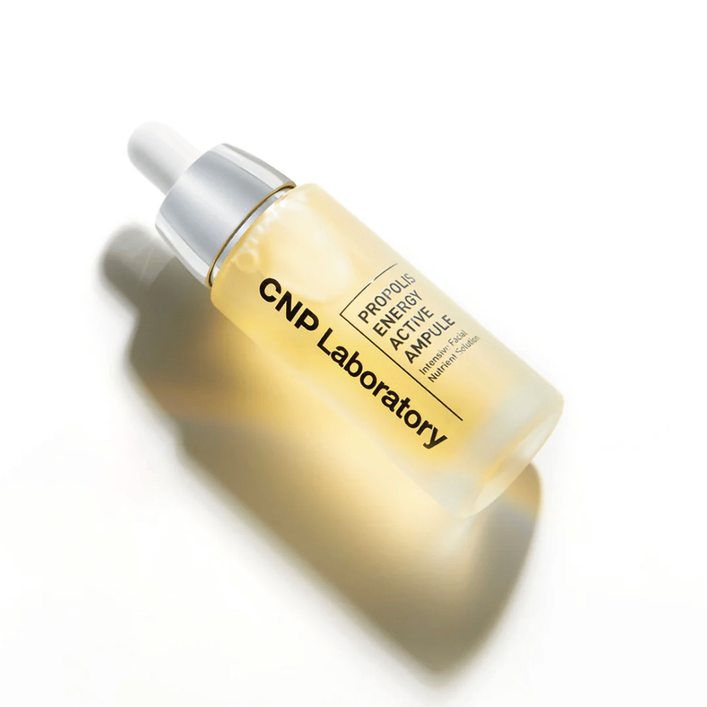 CNP Laboratory Propolis Energy Active Ampoule ist ein kraftvolles Hautpflegeprodukt, angereichert mit Propolisextrakt. Es spendet Feuchtigkeit, nährt und fördert eine strahlende Haut. Perfekt, um die Hautbarriere zu stärken und gereizte Haut zu beruhigen. Täglich anwenden für beste Ergebnisse.