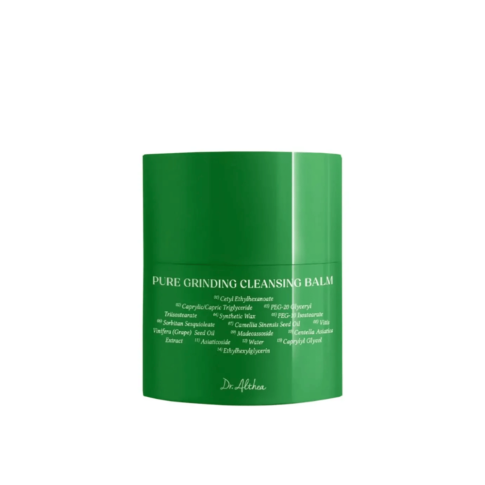 Das Bild zeigt eine grüne Dose mit "Pure Grinding Cleansing Balm" von Dr. Althea. Die Verpackung ist einfach und stilvoll mit weißem Text, der wichtige Inhaltsstoffe wie Traubenkernöl, Centella Asiatica-Extrakt und Kamelienkernöl auflistet. Das Design vermittelt ein Gefühl von natürlicher und effektiver Hautpflege.