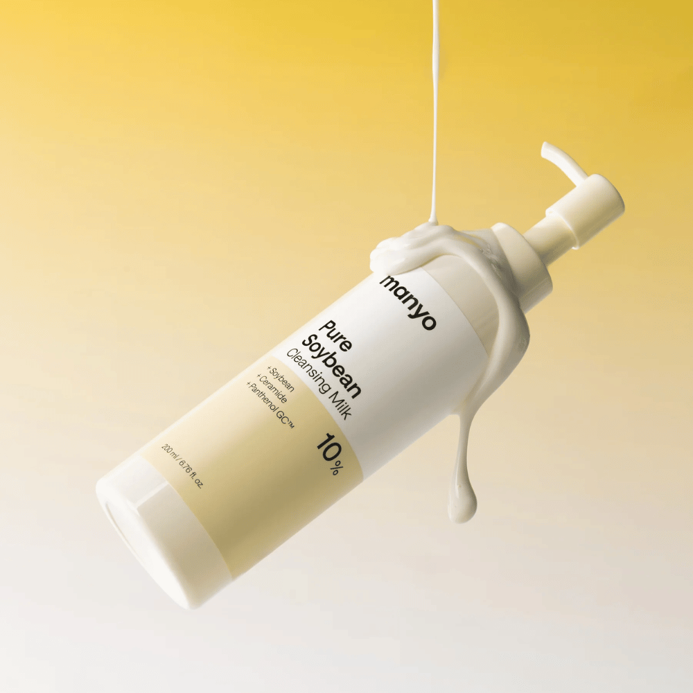 2. Ma:nyo Pure Soybean Cleansing Milk – feuchtigkeitsspendende Gesichtsreinigung mit cremiger Konsistenz vor gelbem Hintergrund