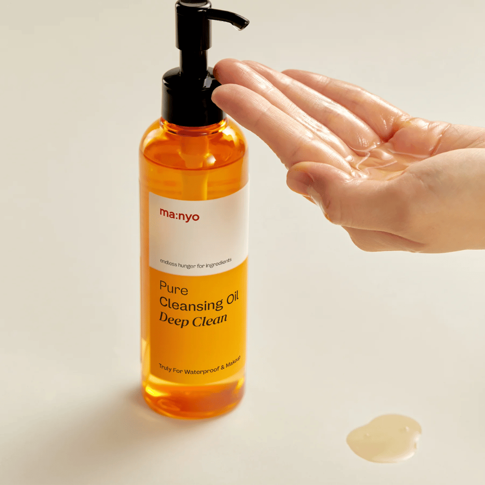 ma:nyo Pure Cleansing Oil Deep Clean Auf der Hand aufgetragen – Sanftes, aber kraftvolles Reinigungsöl, das für die tägliche Doppelreinigung geeignet ist.
