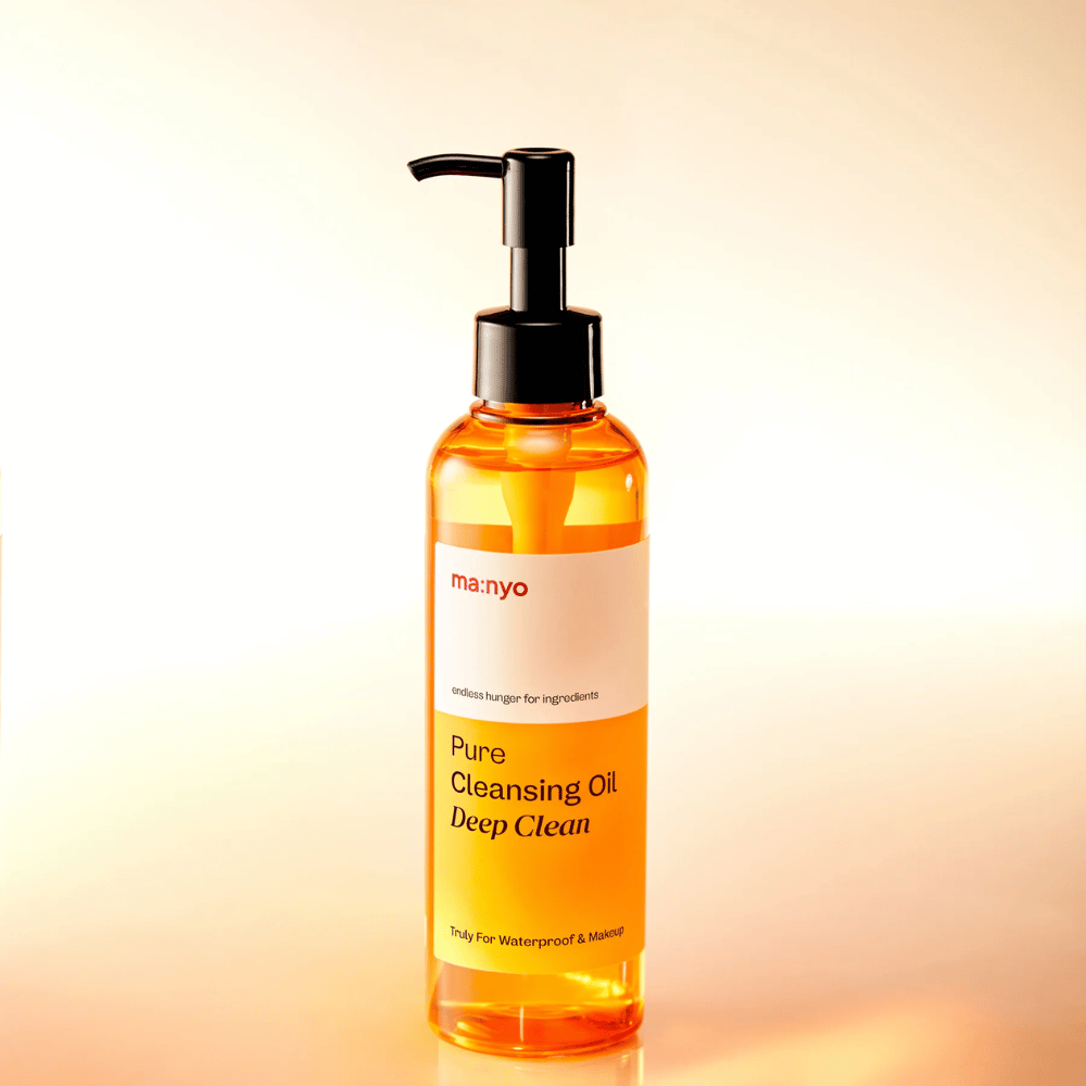 ma:nyo Pure Cleansing Oil Deep Clean mit goldener Öltextur – Ölreinigung, die leicht emulgiert und die Haut sauber und weich hinterlässt.