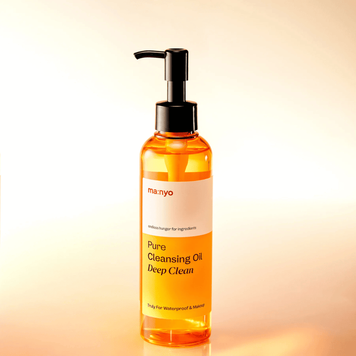 ma:nyo Pure Cleansing Oil Deep Clean mit goldener Öltextur – Ölreinigung, die leicht emulgiert und die Haut sauber und weich hinterlässt.