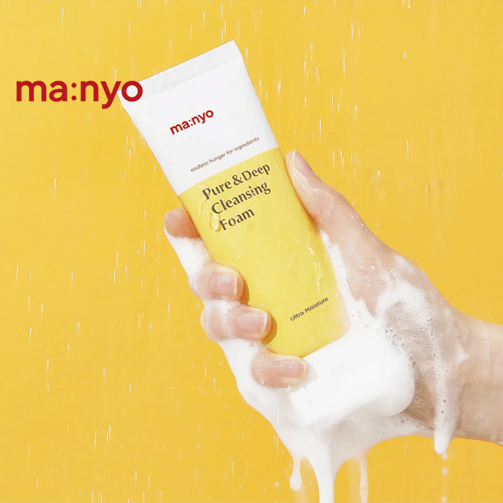 Ma:nyo Pure & Deep Cleansing Foam im Schaum – feuchtigkeitsspendender Reinigungsschaum, der die Poren tiefenreinigt und die Haut weich und frisch hinterlässt.