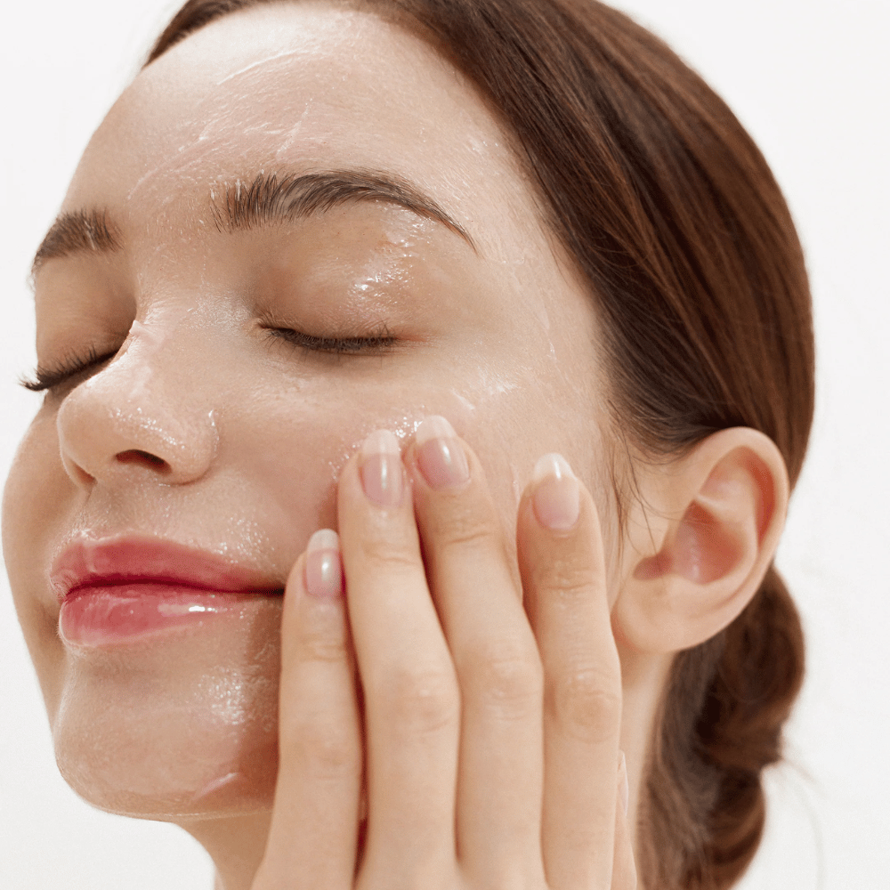 Wie Purifying Cleansing Balm wird auf das Gesicht aufgetragen. Cremiger Balsam, der bei Kontakt mit der Haut schmilzt und Schmutz, Sonnenschutz und Make-up sanft entfernt.