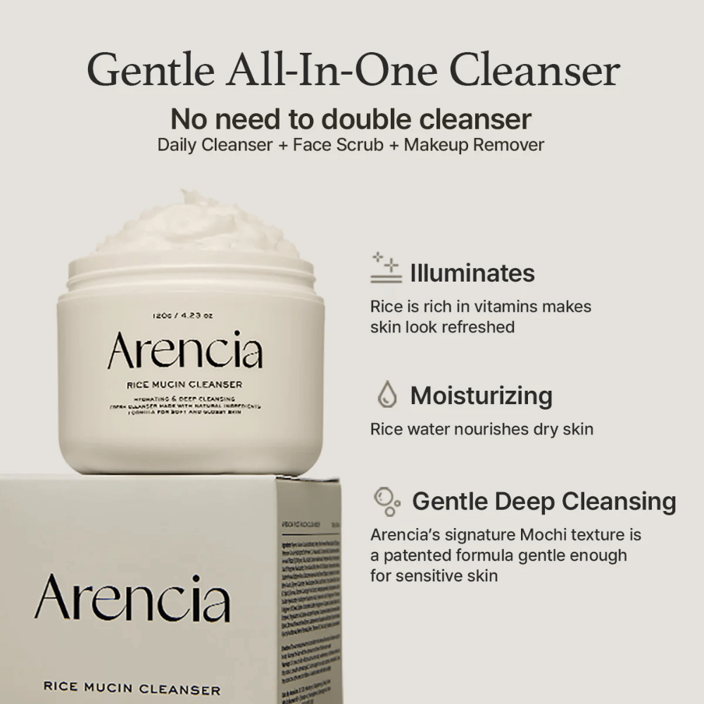 Arencia Rice Mucin Cleanser wird zusammen mit der Verpackung gezeigt. Der Text hebt drei Vorteile: hervor: strahlend mit Reisvitaminen, feuchtigkeitsspendend mit Reiswasser und sanfte Tiefenreinigung mit Mochi-Textur – alles in einem Produkt.