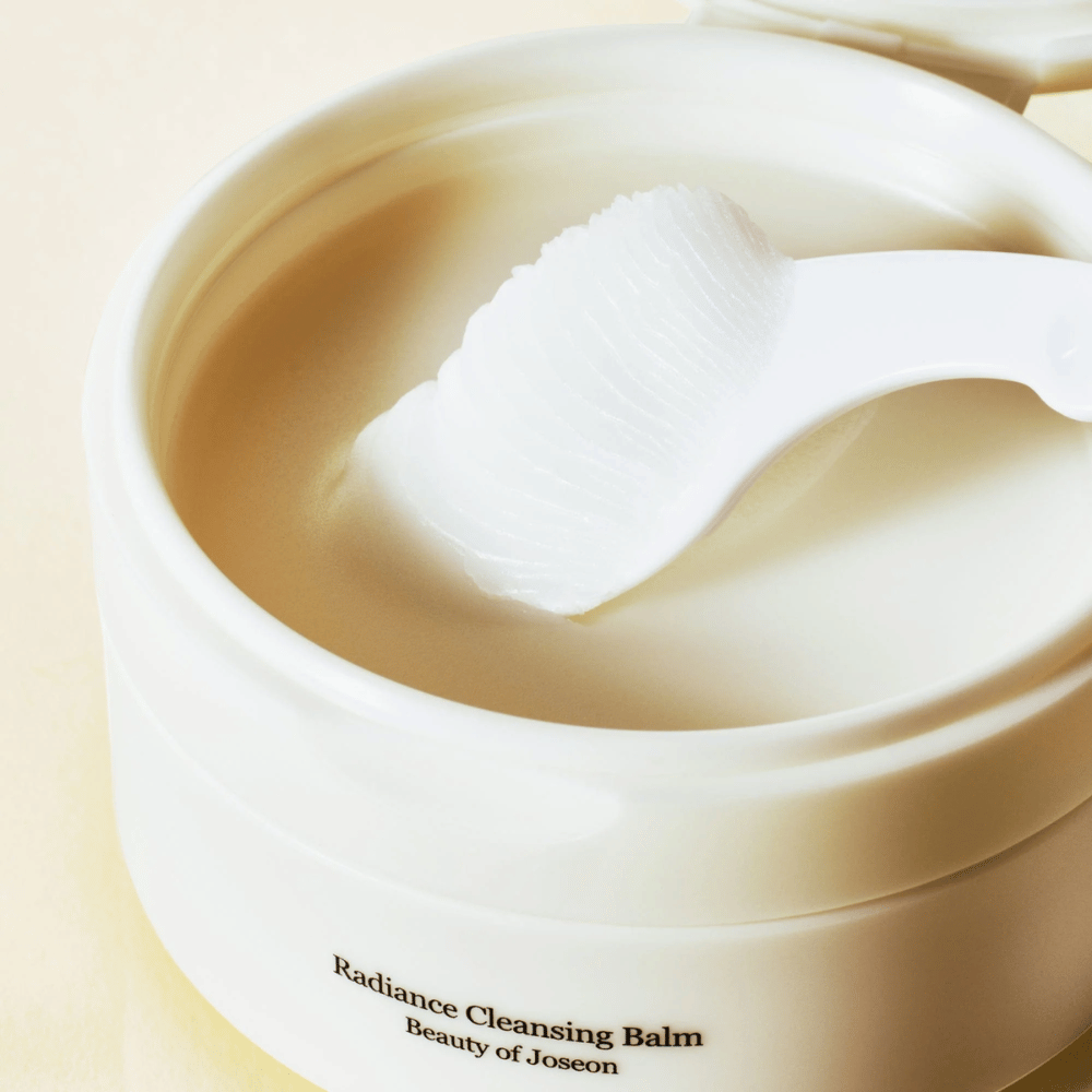 Nahaufnahme von Beauty of Joseon Radiance Cleansing Balm im Tiegel mit Spatel – seidig weicher Balsam, der reinigt und befeuchtet.
