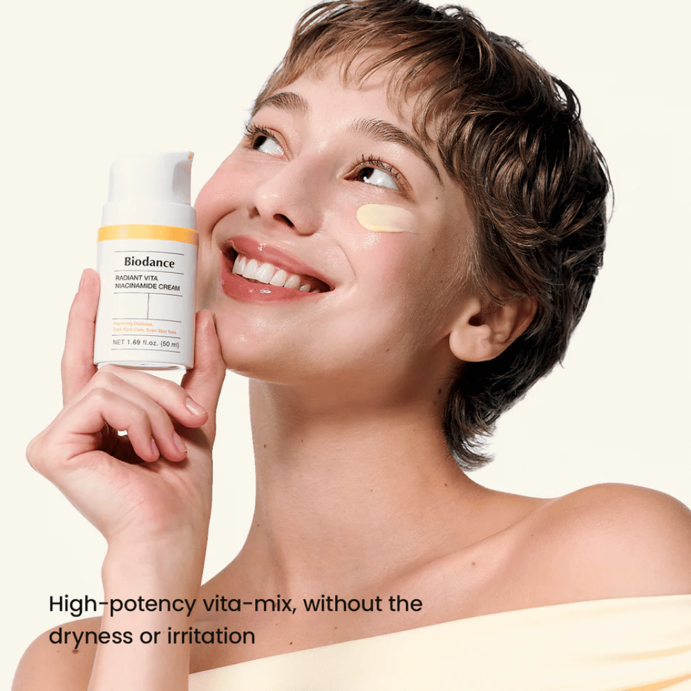Modell mit Biodance Niacinamid-Creme aufgetragen für gleichmäßigen Hautton und Glow