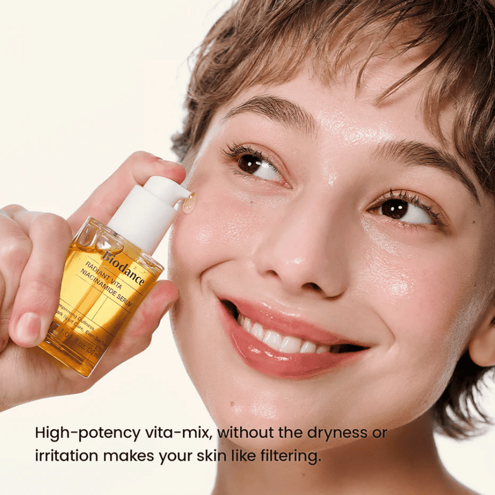 Modell mit strahlender Haut nach der Anwendung von Biodance Radiant Vita Niacinamide Serum für klarere und gleichmäßigere Haut