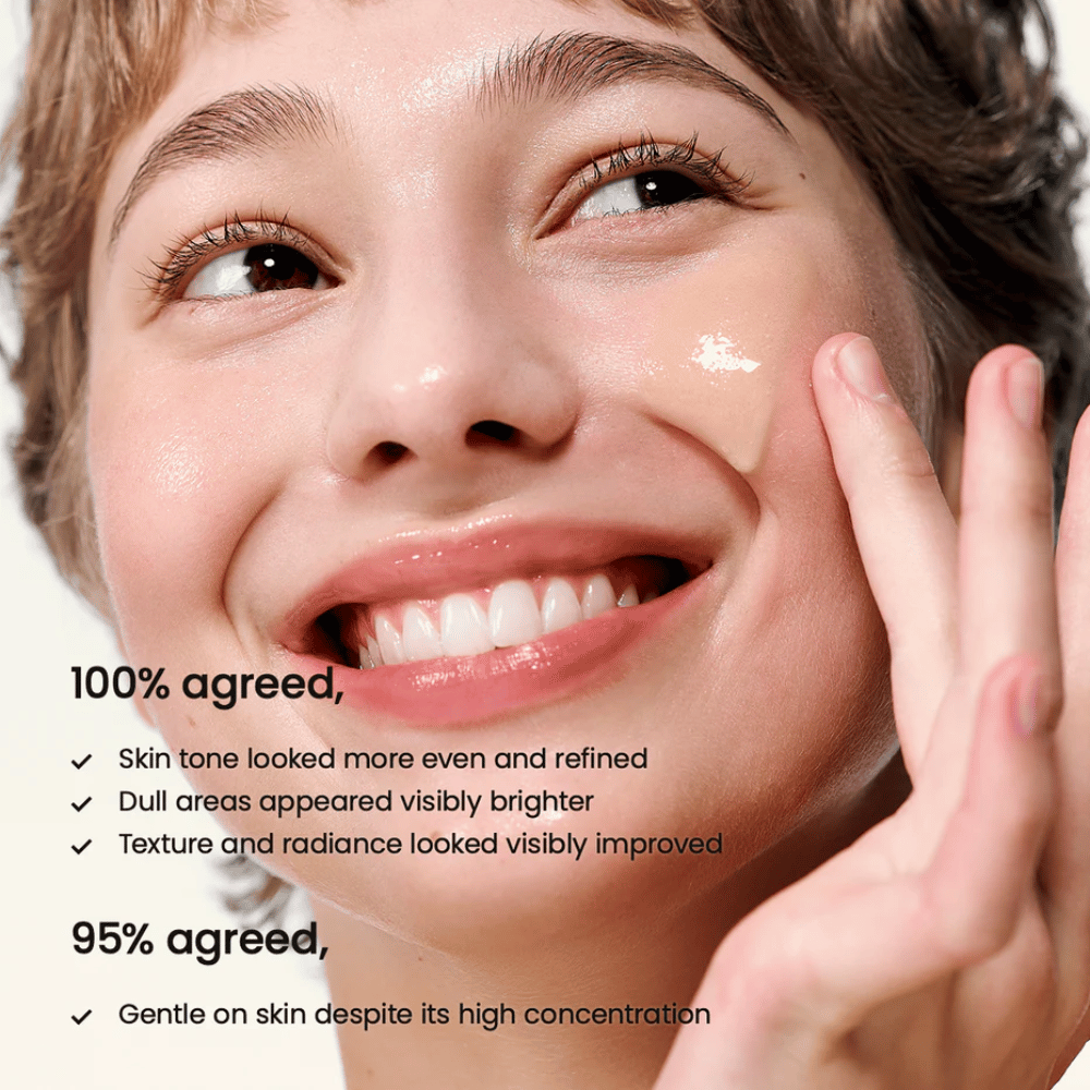 Frau trägt Biodance Radiant Vita Niacinamide Serum im Gesicht auf für gleichmäßigen Hautton, mehr Glow und verbesserte Hautstruktur