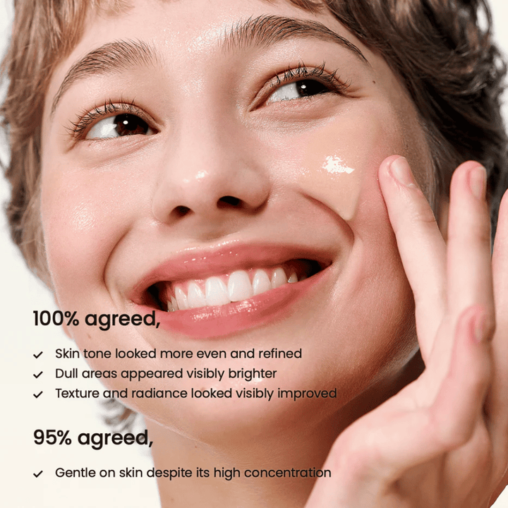 Frau trägt Biodance Radiant Vita Niacinamide Serum im Gesicht auf für gleichmäßigen Hautton, mehr Glow und verbesserte Hautstruktur