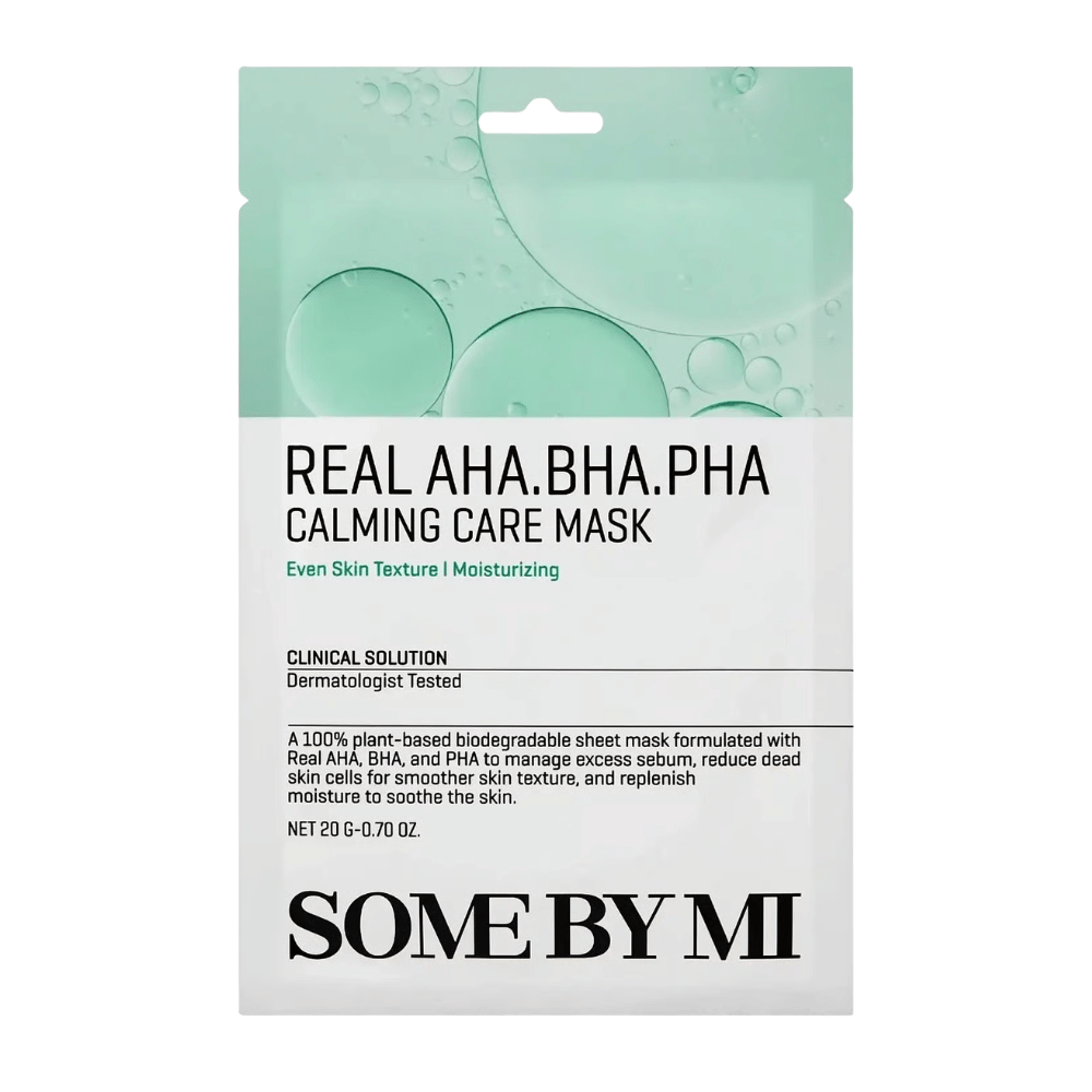 Reines Produktbild von SOME BY MI Real AHA.BHA.PHA Calming Care Mask vor weißem Hintergrund. Die Verpackung zeigt die Hauptinhaltsstoffe des Produkts AHA, BHA und PHA sowie ihren Zweck, die Haut zu peelen, überschüssigen Talg zu reduzieren und zu einer weicheren und besser mit Feuchtigkeit versorgten Haut beizutragen. Das Design hat grüne gesichtswasser, die Frische und pflegende Eigenschaften vermitteln.