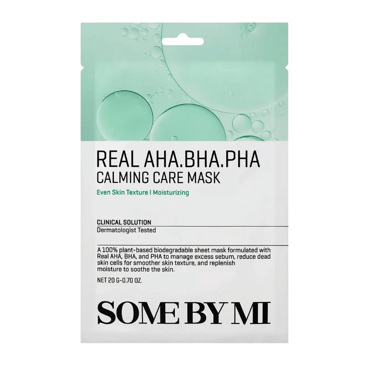 Reines Produktbild von SOME BY MI Real AHA.BHA.PHA Calming Care Mask vor weißem Hintergrund. Die Verpackung zeigt die Hauptinhaltsstoffe des Produkts AHA, BHA und PHA sowie ihren Zweck, die Haut zu peelen, überschüssigen Talg zu reduzieren und zu einer weicheren und besser mit Feuchtigkeit versorgten Haut beizutragen. Das Design hat grüne gesichtswasser, die Frische und pflegende Eigenschaften vermitteln.