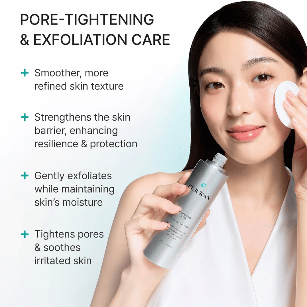 Rejuran Rebalancing Toner mit C-PDRN. Modell trägt Gesichtstoner mit einem Wattepad zur Exfoliation und für ein gleichmäßigeres Hautbild auf.