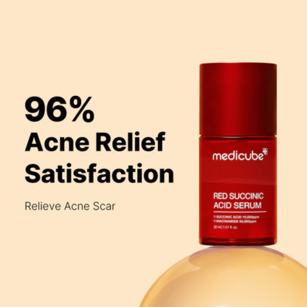 Medicube Red Succinic Acid Serum in roter Pumpflasche, gezeigt vor beigem Hintergrund mit dem Text „96% Akne-Linderung Zufriedenheit“. Das Produkt wurde entwickelt, um Aknenarben zu reduzieren und die Haut zu beruhigen.