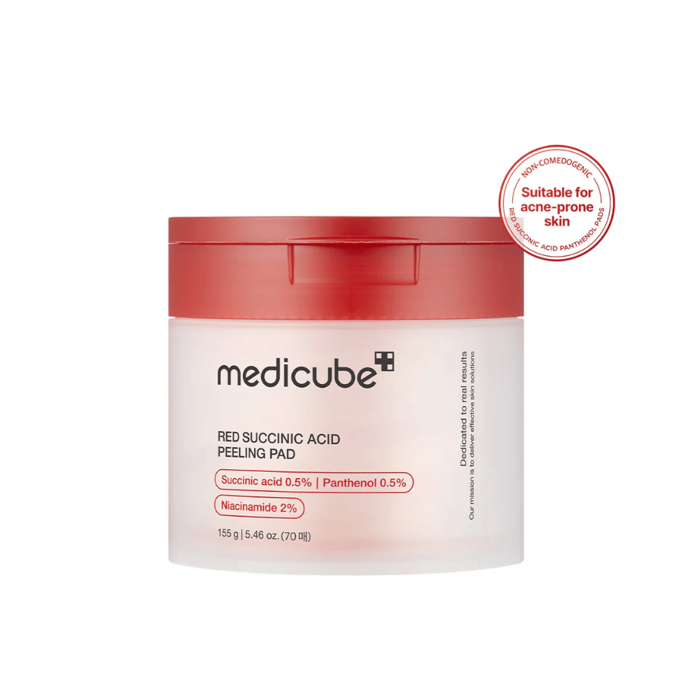 Medicube Red Succinic Acid Peeling Pad in einem weißen Behälter mit rotem Deckel, entworfen für zu Akne neigende Haut. Enthält Bernsteinsäure, Panthenol und Niacinamid zur Verbesserung der Hautstruktur und für ein sanftes Peeling. Nicht komedogene Formel.