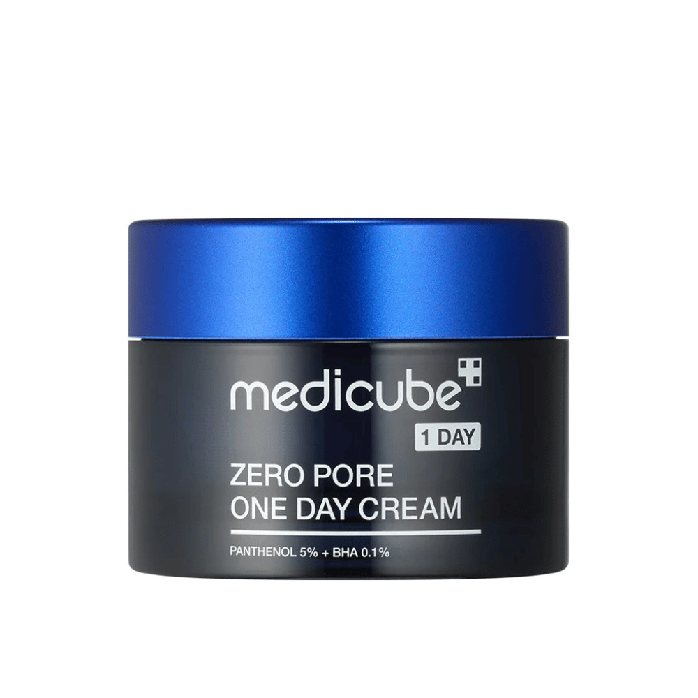 Medicube Zero Pore One Day Cream in einem eleganten schwarzen Behälter mit blauem Deckel. Enthält 5 % Panthenol und 0,1 % BHA, um die Porengröße zu reduzieren und die Hautstruktur zu verbessern. Perfekt für die tägliche Anwendung für eine glattere und klarere Haut.