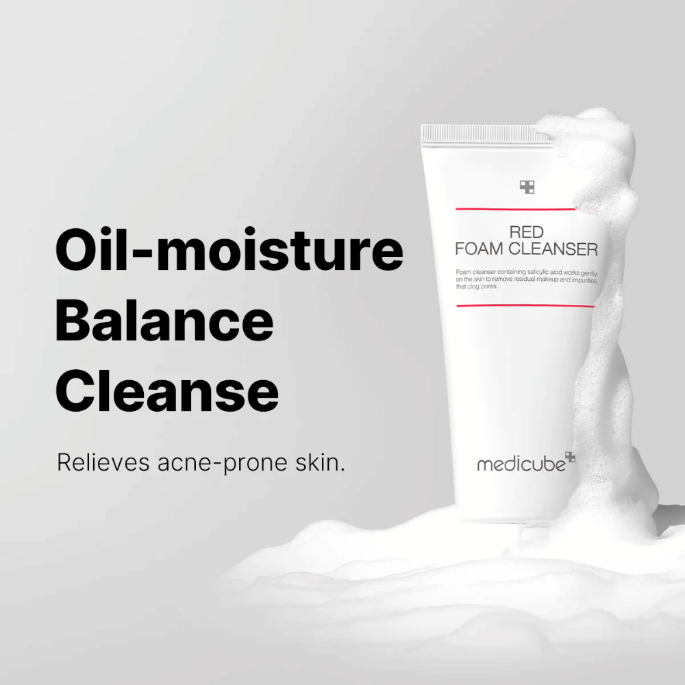 Tube mit Medicube Red Foam Cleanser steht aufrecht zwischen schäumendem Schaum. Der Text "Oil-moisture Balance Cleanse" erscheint links, mit der Beschreibung "Relieves acne-prone skin" darunter. Der Hintergrund ist hellgrau.