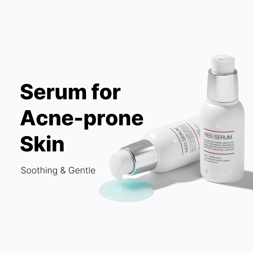 medicube Red Serum 2.0 – beruhigendes Serum in weißer Pumpflasche mit bläulicher Formel, speziell entwickelt für zu Akne neigende Haut.
