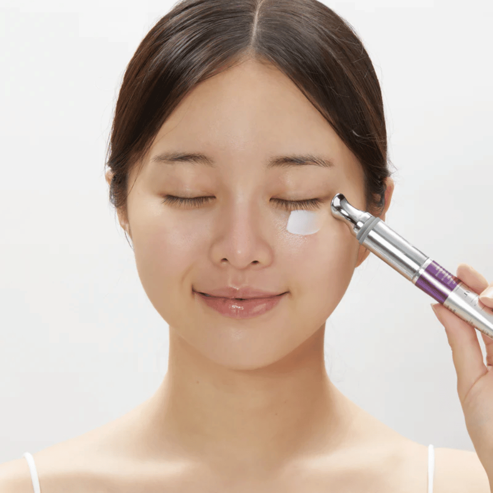 VT Cosmetics Reedle Shot Lifting Eye Cream wird unter dem Auge aufgetragen – straffende Augencreme gegen feine Linien und dunkle Ringe