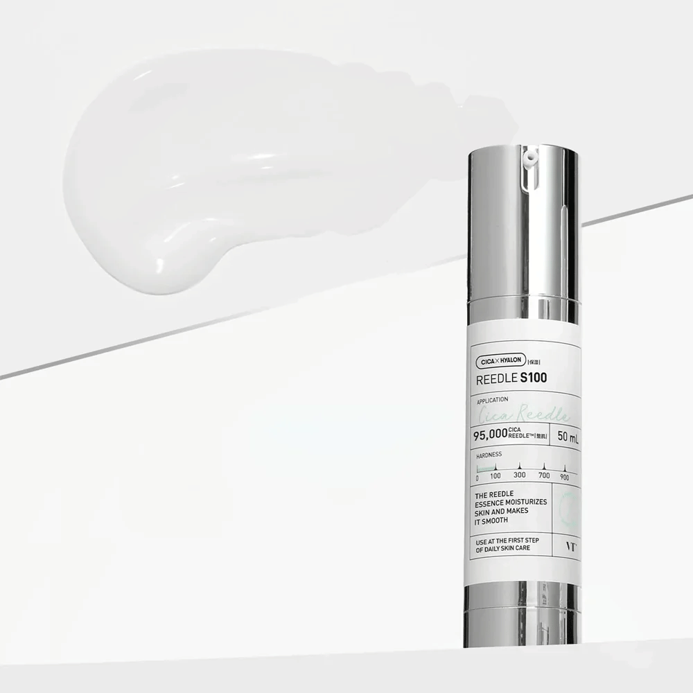 Eine Flasche mit Reedle Shot 100 steht auf einem weißen Hintergrund. Das Produkt ist in einem eleganten, silber-weißen Design mit Informationen über Anwendung und Eigenschaften verpackt. Neben der Flasche liegt eine cremige, weiße Substanz, die die Konsistenz des Produkts zeigt.