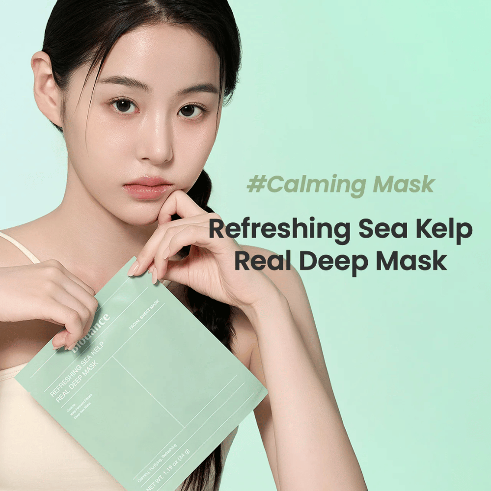 Frau mit frischer Haut hält eine Refreshing Sea Kelp Real Deep Mask. Eine beruhigende und feuchtigkeitsspendende Gesichtsmaske mit Seetang für strahlende und ausgeglichene Haut.
