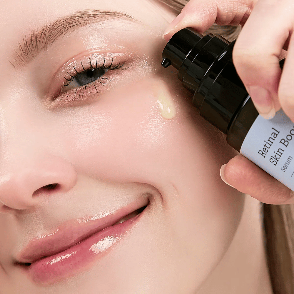 Person trägt Meditherapy Retinal Skin Booster Serum in der Nähe des Auges auf. Das Serum hat einen leichten, gelben Ton und verleiht der Haut Leuchtkraft und Festigkeit.
