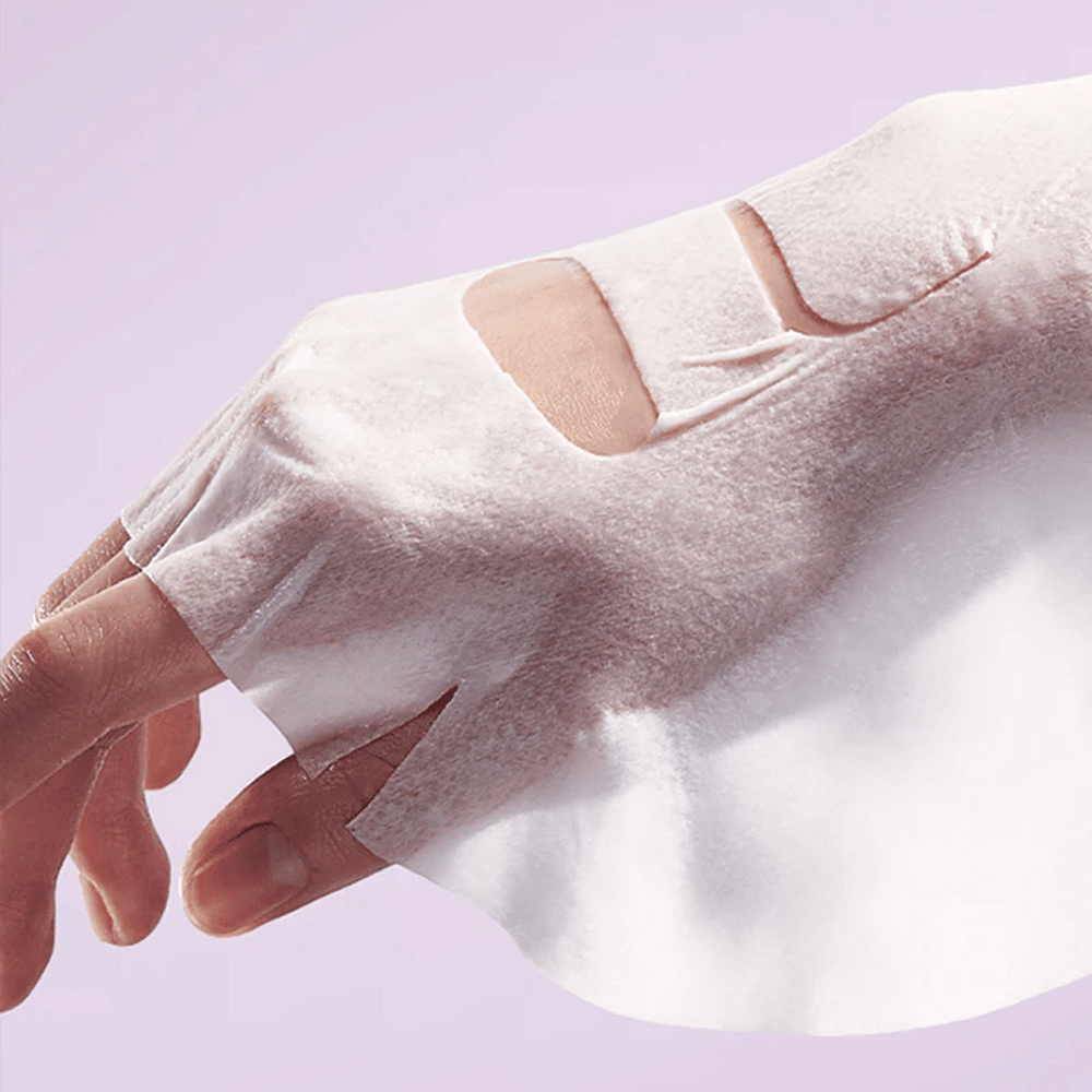 Das Bild zeigt eine Hand mit einem "Retinol Intense Reactivating Mask" auf der Haut aufgetragen. Es ist ein Schönheitsprodukt für die Hautpflege.