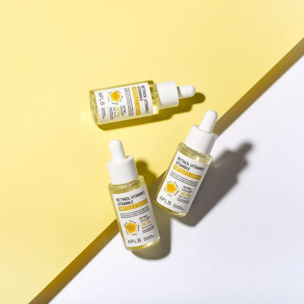 APLB Retinol Vitamin C Vitamin E Ampoule Serum vor gelbem und weißem Hintergrund