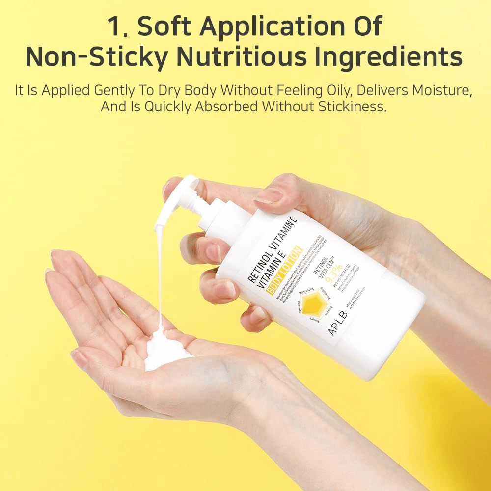 Eine Person pumpt Lotion auf ihre Hand. Das Bild zeigt die Konsistenz und die Anwendung, mit dem Fokus darauf, dass das Produkt leicht, feuchtigkeitsspendend und nicht klebrig ist.